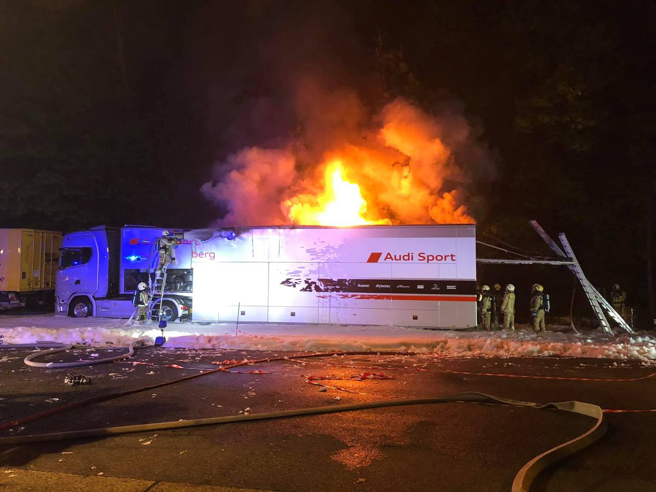 Vrachtwagen in vuur op parking 69
